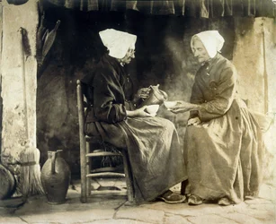 Kvinder drikker te, omkring 1900