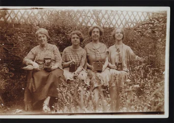 Fire kvinder med Kodak-kameraer, herunder Brownie-kameraer, ca. 1900-tallet