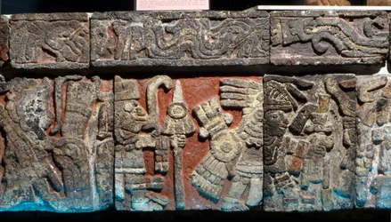 Lavrelief på en bænk i Templo Mayor, sen post-klassisk periode, ca. 1500 (sten med malet stuk)