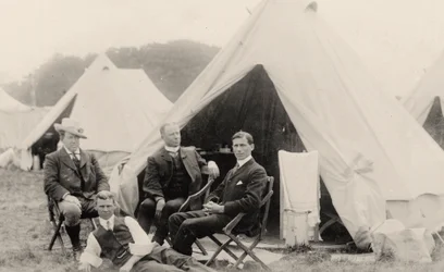 Mænd slapper af uden for deres telt ca. 1908 (foto)