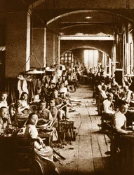 Mænd arbejder i en rebfabrik i Torino