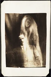 Paranormalt fænomen: portræt af en mand og hans kones ånd, der dukker op bag ham, omkring 1920 Fotografi af William Hope (1863-1933)