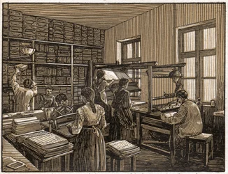 Trykkeri i Budapest, Ungarn: faconering og klargøring af bøger. Kvinders arbejde. ca. 1910 (Illustration)