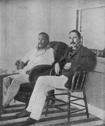Robert Louis Stevenson med kong Kalakaua af Hawaii på verandaen i Royal Boat House i Honolulu