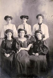 Det huslige personale på en landejendom, ca. 1898 (foto)
