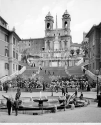 Udsigt over Piazza di Spagna: i forgrunden er der Fontana della Barcaccia, ud over trappen en obelisk og kirken Trinità dei Monti.