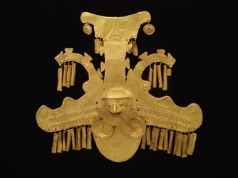 Hovedbeklædningspynt med hoveder flankeret af nakkekrokodiller, Yotoco-periode, ca. 100-700 (guld)