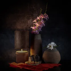 Stemningsfuldt blomsterstilleben