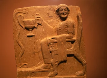 Stele med relief, der viser guddomme og slanger, fra Sparta, Grækenland, græsk civilisation